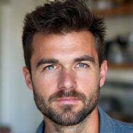 Portrait professionnel d'Antoine Dubois, Chef de Projet Éditorial Culinaire chez La Cuillère Dorée.